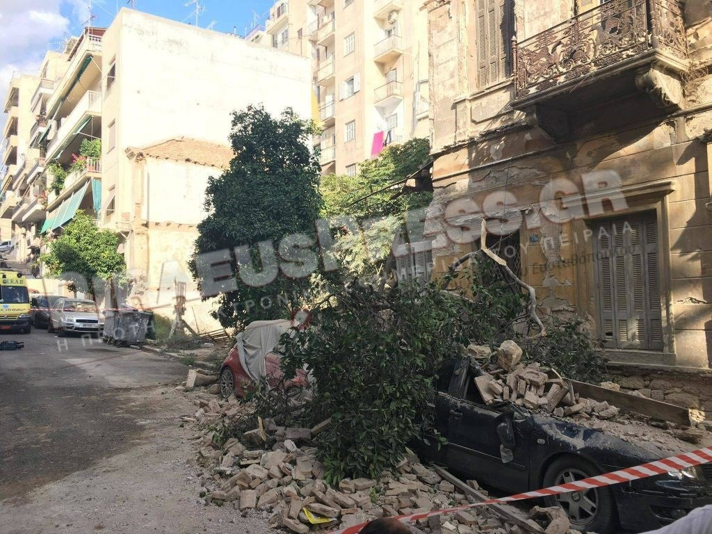 Οι πρώτες εικόνες από την κατάρρευση κτιρίου στον Πειραιά